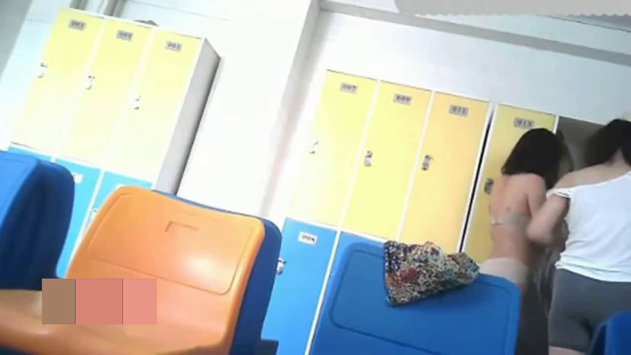 【經典盜錄】趴窗戶邊窺視良家人妻少婦洗浴護膚（第九部）雪白肌膚堅挺美乳看得讓人欲火焚身 720p高清原版