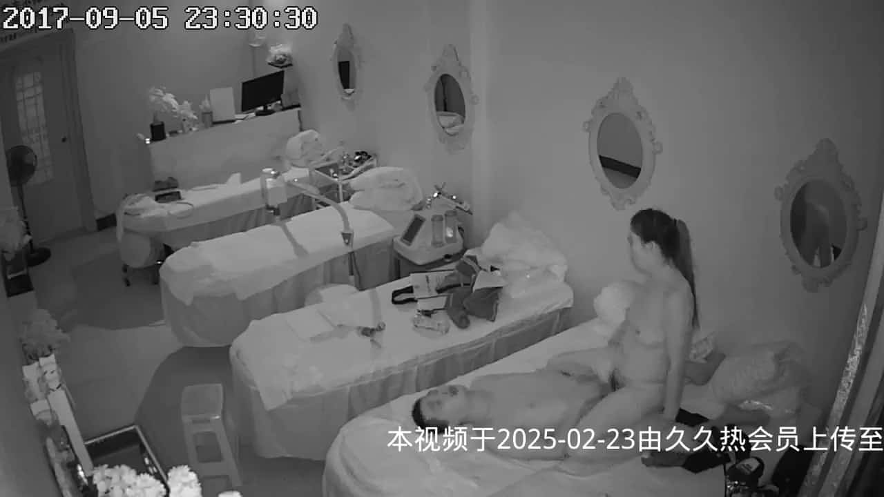 某美容院攝像頭黑客破解拍攝到的夜晚打烊後小夫妻啪啪過性生活 互舔互插愛撫爽的欲仙欲死 露臉高清