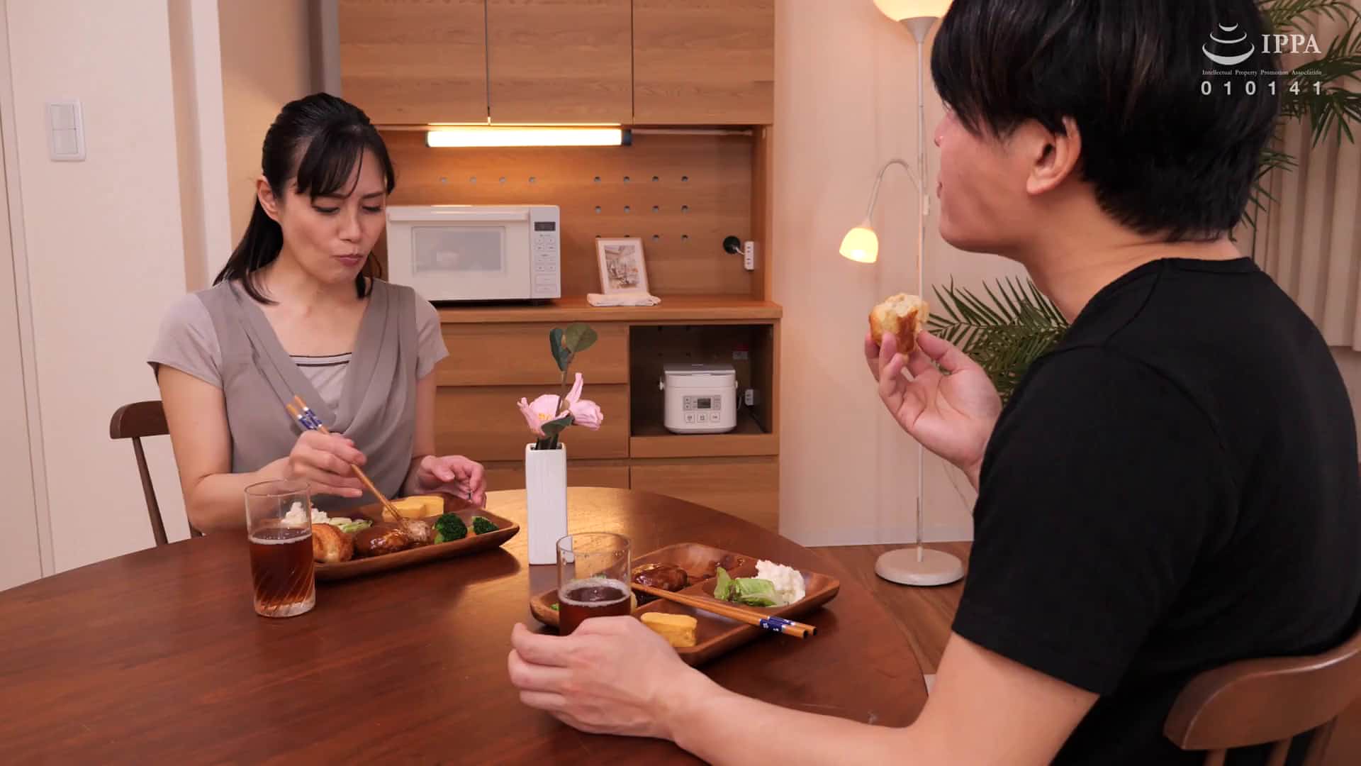  夏の終わりの深夜0時自慰行為の後に無防備な姿で眠る母親に息子がこっそり挿入する寝たふりから始まる愛情たっぷり激イキ性交 平岡里枝子 - 1of5