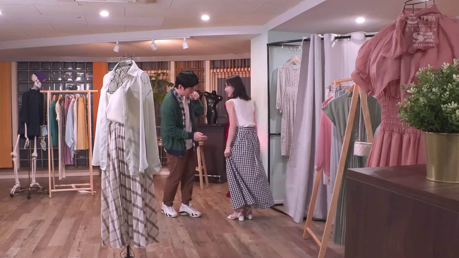  网上栩栩如生的个人摄影av，是我爱的未婚妻。miru【破解】 - 1of5