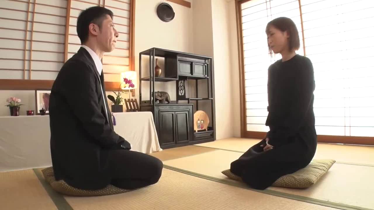 夫の遺影の前で気が狂うほど絶頂する未亡人