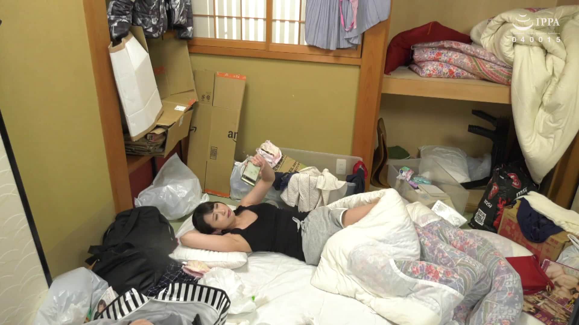  汚部屋レズ ～匂います？お風呂キャンセル女子の汚部屋レズ誘惑～ - 4of5