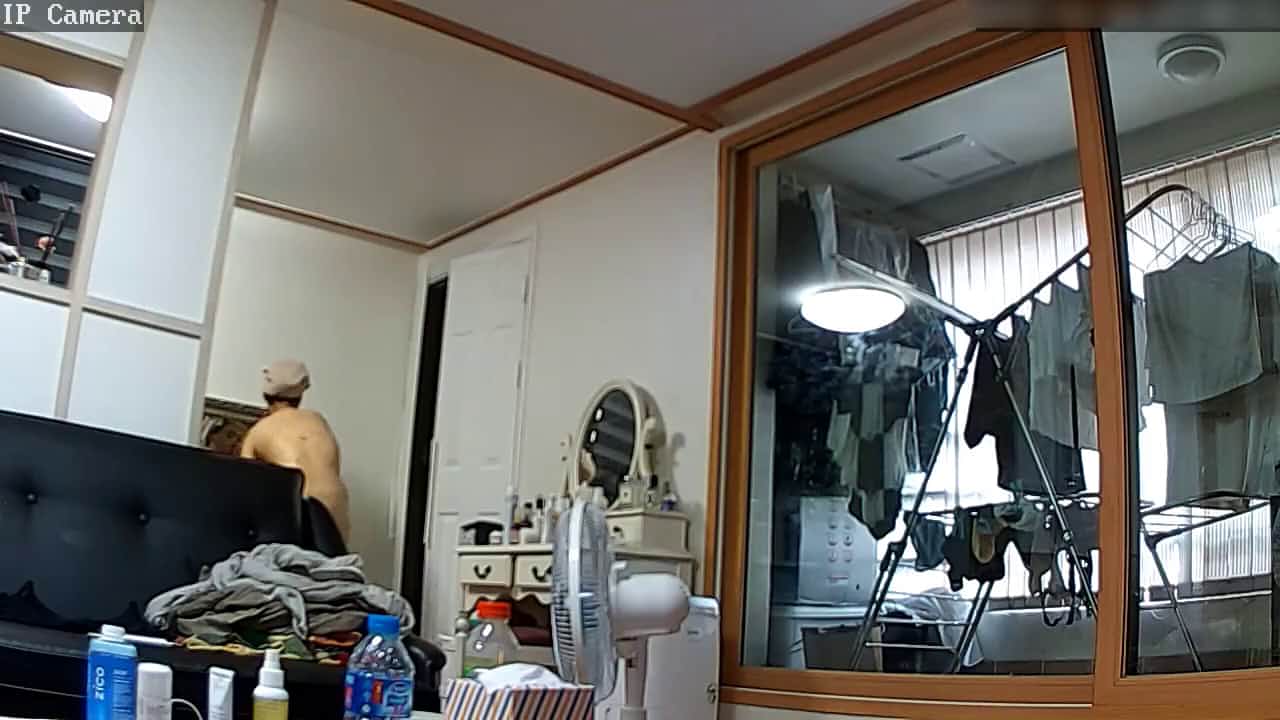 家庭網絡攝像頭破解拍攝到的奶子得挺大的姐妹倆洗澡更衣 貌似妹子身體全是傷疤還上藥 露臉高清