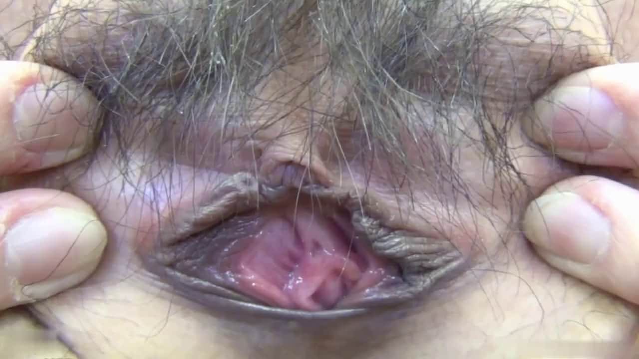 良家少妇和年轻妹子阴部展示扒开阴唇特写形态各异的bb细看阴唇不一样花心也不一样