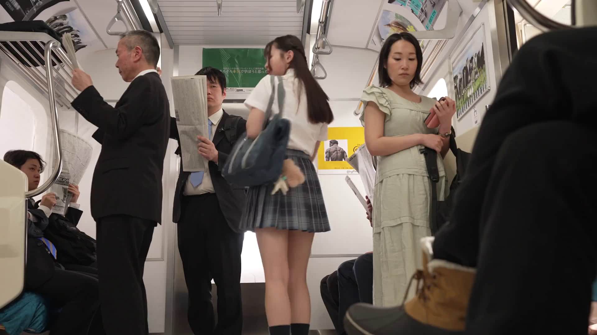  痴●集団に完堕ちした通学中の女子校生 望月つぼみ - 1of5