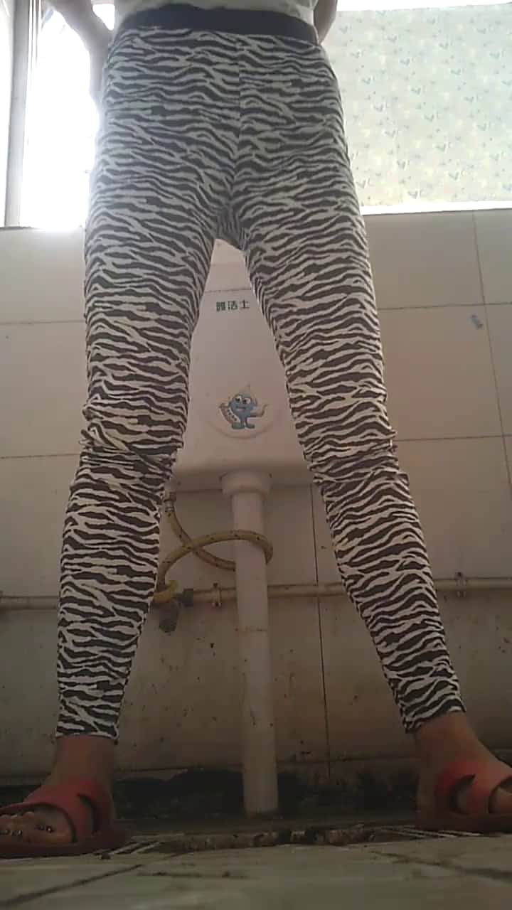 坑神潛入國內某衣帽商品購物市場簡陋蹲坑正面偸拍各式美女少婦如廁噓噓 有個妹子一線天饅頭逼看得欲火焚身 720p高清原版
