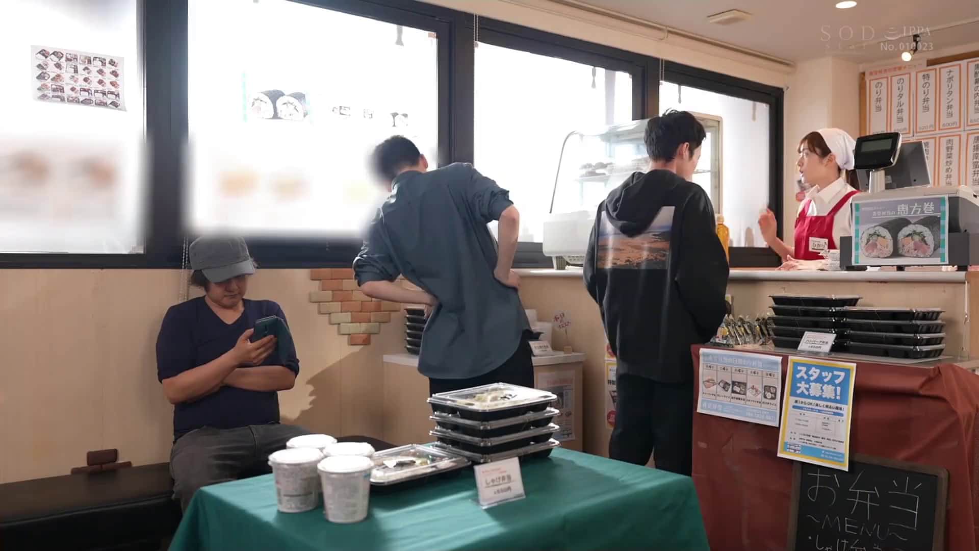  麦当娜便当店的光先生在8小时工作后，胃和身体都会被客人俘虏。青空ひかり【破解】 - 1of5