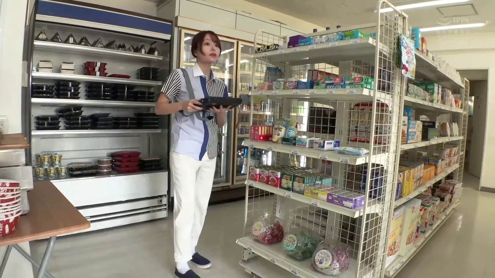  和便利店兼职妻子休息30分钟反复进行的不伦性爱。伊籐舞雪【破解】 - 1of5