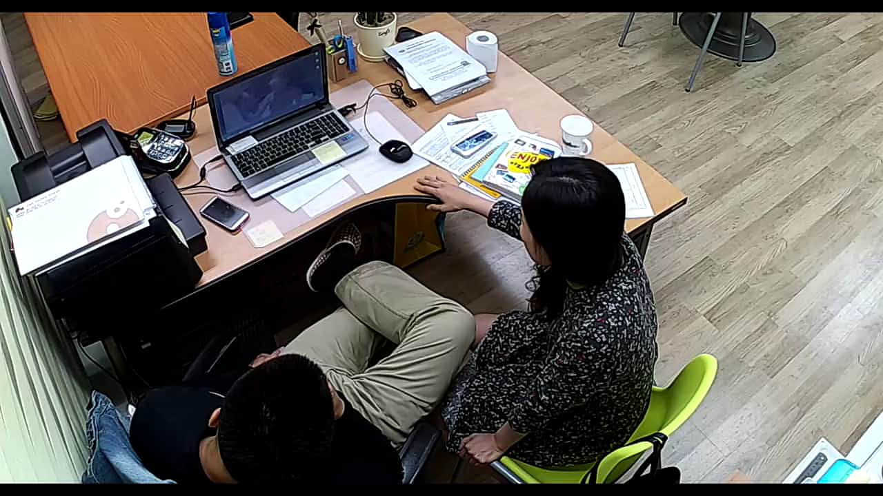 公司攝像頭黑客破解拍攝到的下班後帥氣經理與碎花連衣裙文員秘書偷情啪啪 邊看片邊研究各種動作 露臉高清