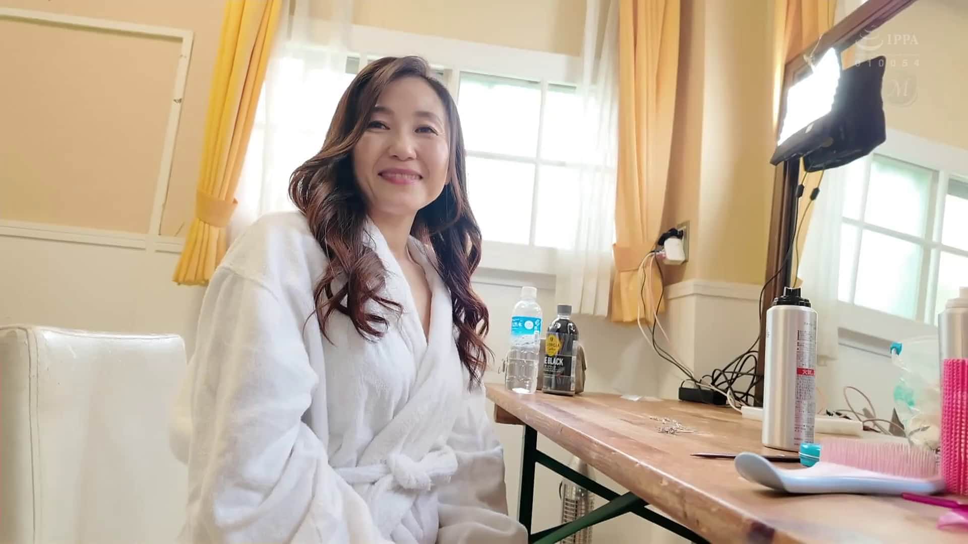  性欲が強すぎて僕の手には負えない 妻・さやかをavデビューさせて下さい。美ノ辺さやか 48歳 av debut【破解】 - 1of5