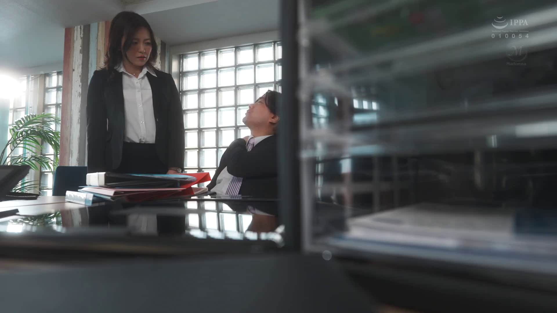  女上司、歪んだ刺激と躾に溺れる、sm不倫性交。昼休みはダメな部下に躾けられて…。 専属美女の『苦しみ』という快楽を解放―。 木下凛々子 - 1of5