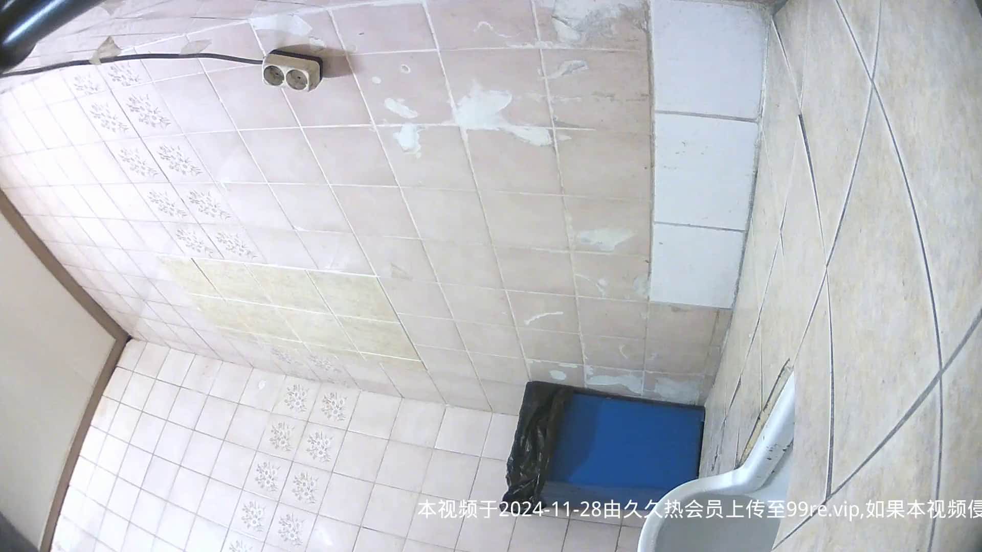 【精品推薦】某出租屋衛生間拍攝到的長腿美女尿尿 苗條身材雪白大屁股看得讓人欲火焚身 1080p原版高清