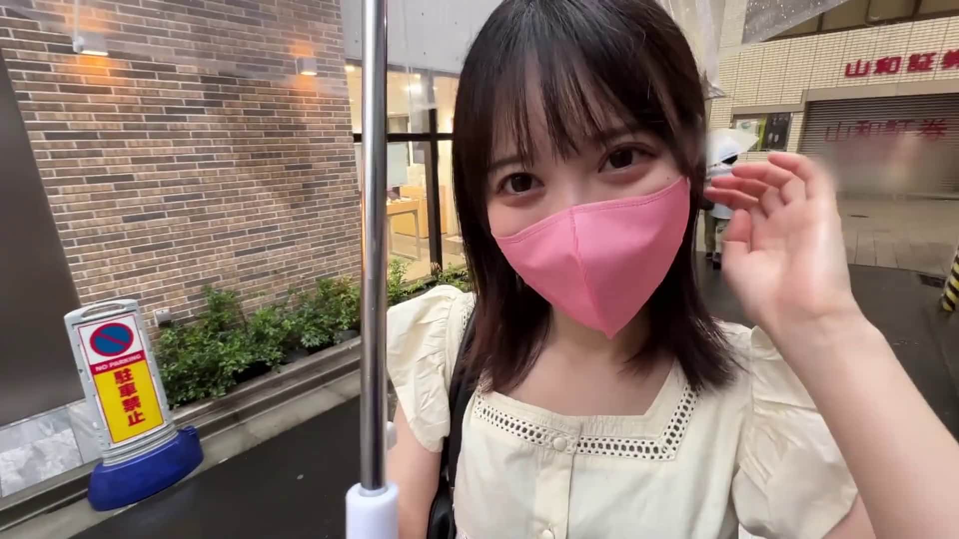  スイッチ止めて…ダメだって…歩けない…令和で一番攻めてる羞恥プレイ！？ - 1of5