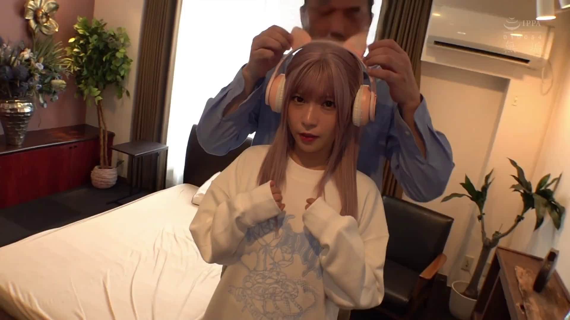  萌え袖 細身美脚 中出し放題 従順コスプレ少女を猛烈にハメ倒す 絶対着衣性交 円井萌華【破解】 - 1of5