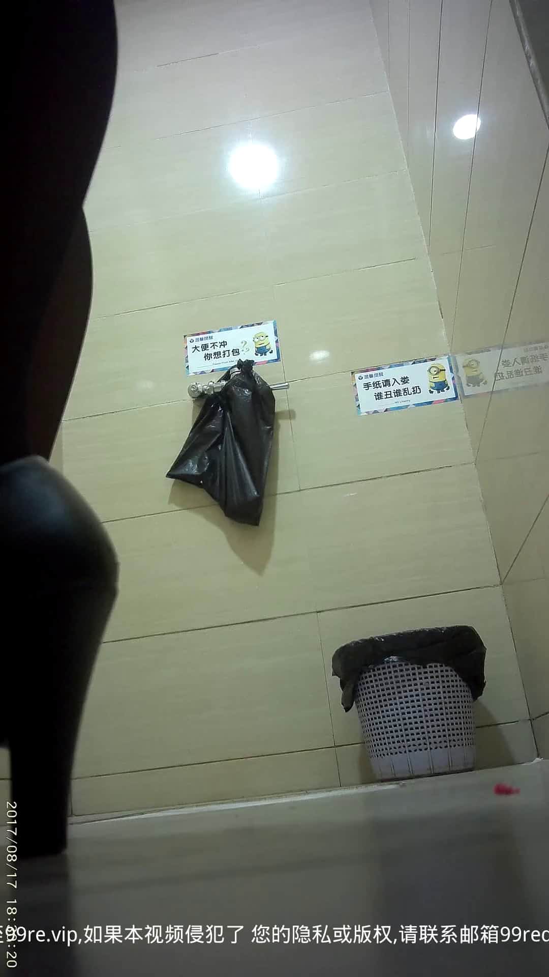 某大型商場公共衛生間拍攝到的各式美女服務員如廁 有個妹子黑絲美腿看得誘惑十足 1080p高清