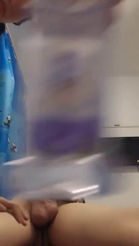 會所漂亮女技師現場直播給客人推油按摩打飛機 場面淫蕩刺激 清晰對白