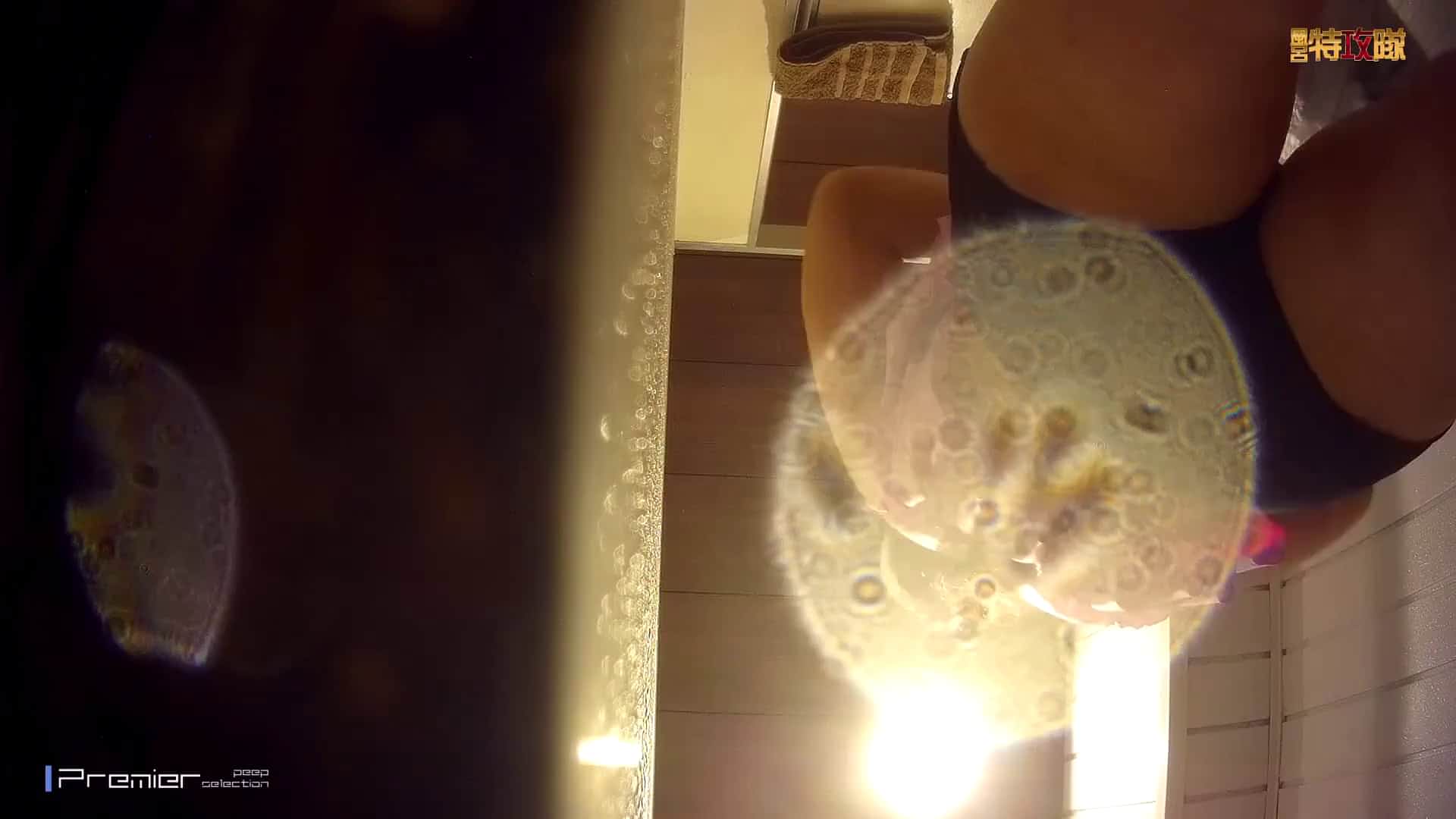 某站最新流出新年特別檔-女泳客潛入浴場近距離偷拍各式美女沐浴更衣 雪白肌膚堅挺美乳看得讓人欲火焚身 1080p高清原版