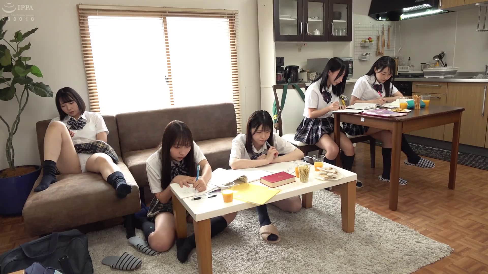 テスト前に泊まり込みで勉強会をする妹とそのお友達。勉強に集中するあまりの油断しまくり純白パンチラと - 1of5