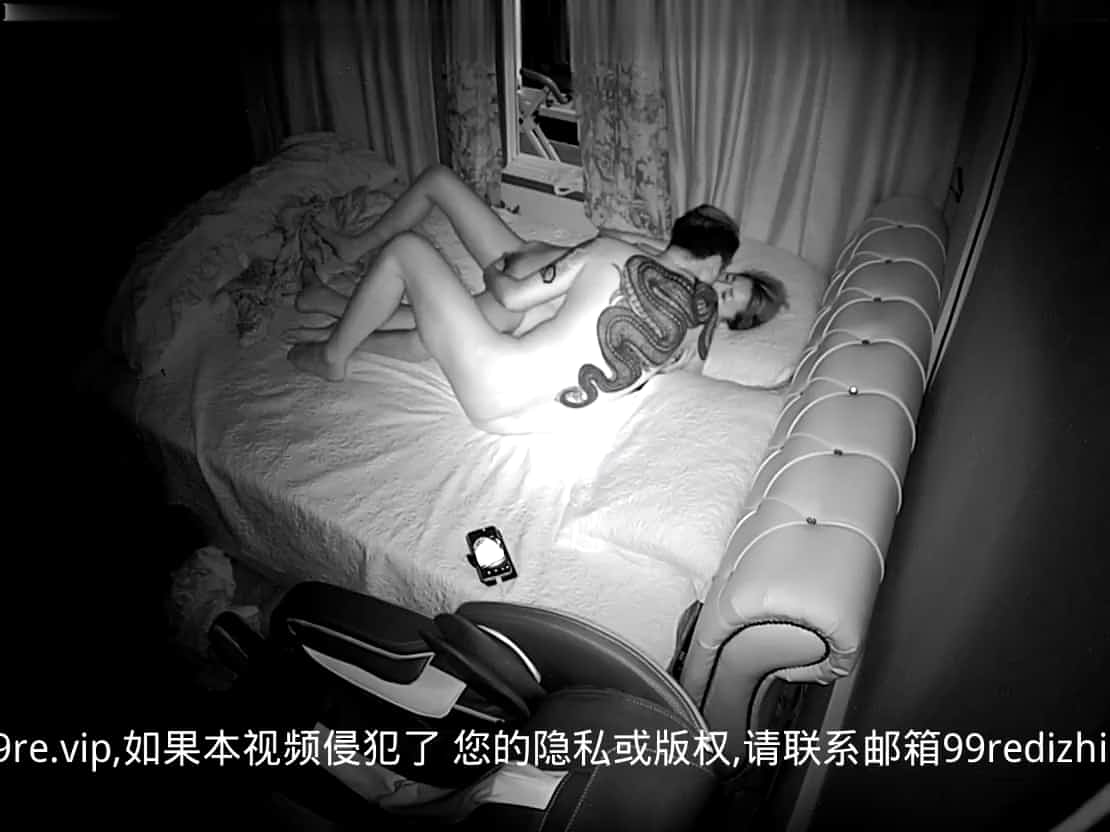 居家網絡攝像頭黑客破解拍攝到的紋身哥和年輕風騷情婦瘋狂愛愛 主動上位觀音坐蓮爽的欲仙欲死 露臉高清