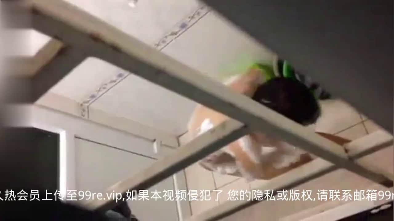 精品推薦 晚上睡不著趴窗戶偷窺鄰居出租屋打工妹子洗澡 貌似下面毛毛還挺多看得欲火焚身 720p高清原版