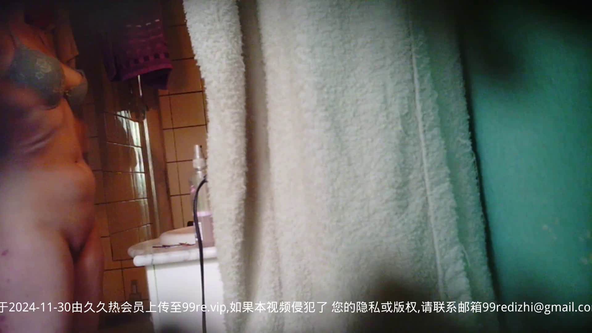 精品推薦 無良房東浴室針孔攝像頭拍攝女租客洗澡更衣給身體擦乳液 彈性堅挺大奶居然是白虎一線天饅頭穴 1080p高清原版