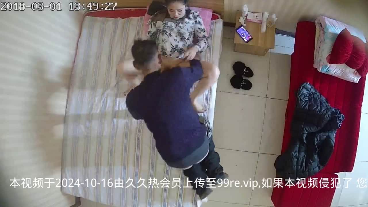 居家攝像頭黑客破解拍攝到的猥瑣大叔宿舍裏與寂寞少婦偷情私會 69騎乘後入嘗試各種體位幹得直叫求饒 露臉高清