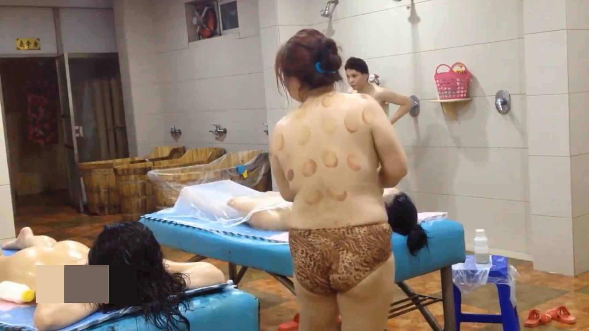 精品推薦 某公共澡堂盜錄各式美女少婦沐浴更衣 還有兩個妹子按摩放鬆 雪白肌膚堅挺美乳看得讓人欲火焚身 720p原版高清