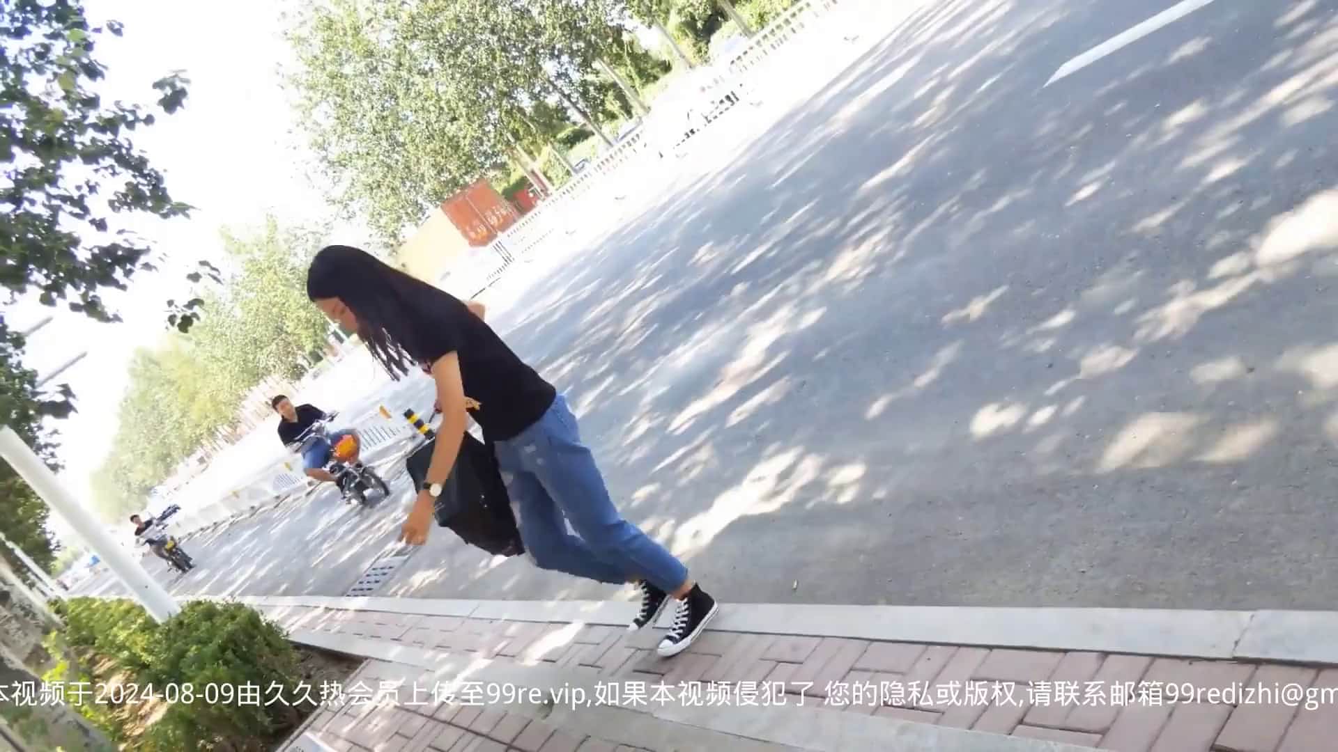 街頭公廁坑神蹲守公共女廁偷拍各式年輕漂亮美女如廁 有個白衣妹子排卵期白色粘液扯出來很長了