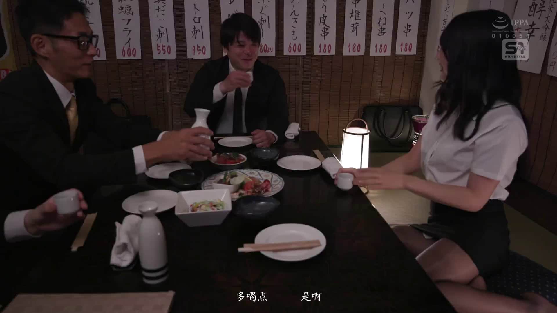  在出差地被性骚扰 和中年上司共住一室 持续的做爱 不知不觉有感觉了 f罩杯的裸露 写真集偶像 金松季歩【破解】 - 1of5