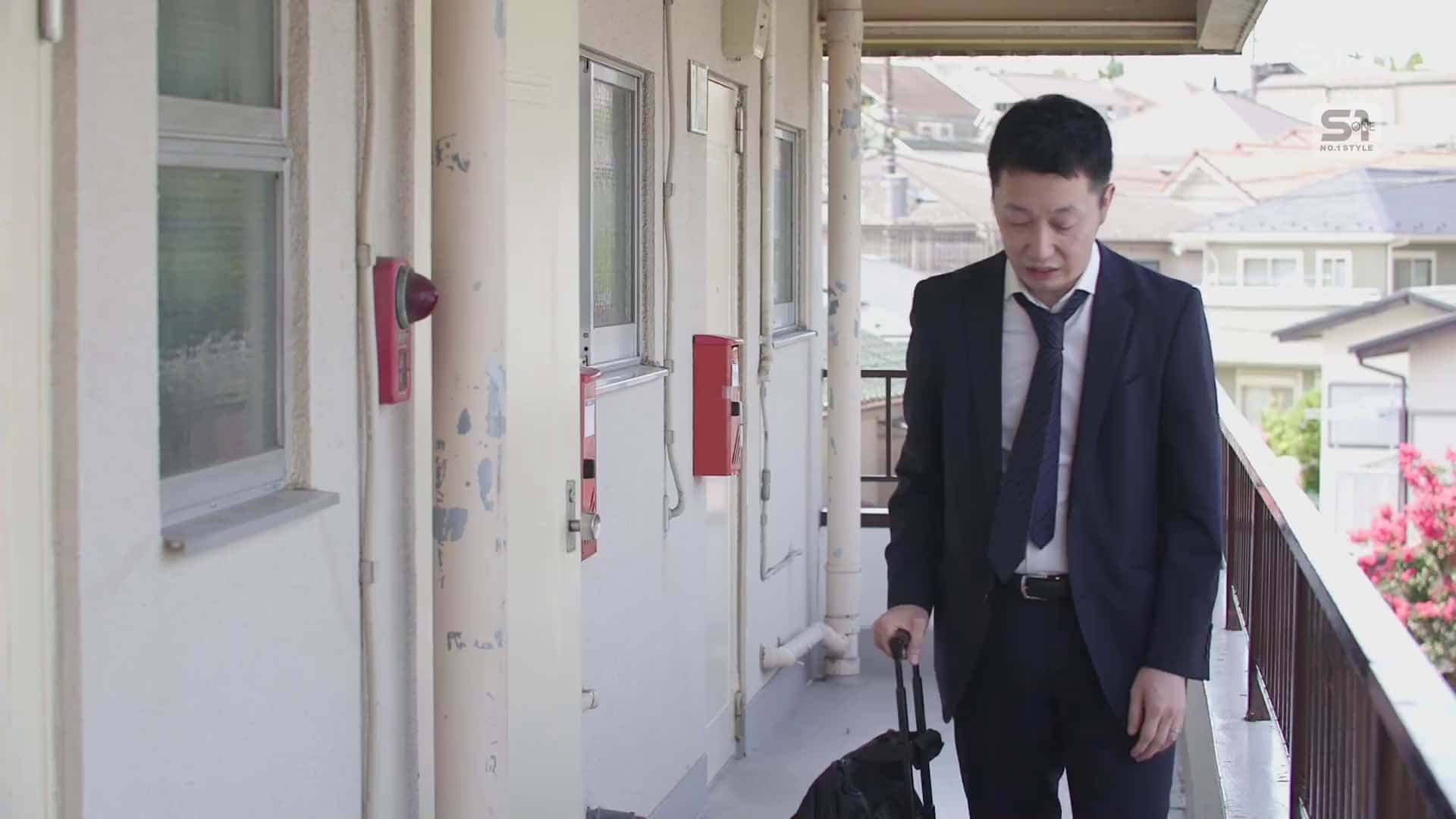  隔壁邻居每天晚上做爱叫床声实在太吵了 被性欲狂人妻追加性交对象的我 奥田咲【破解】 - 1of5