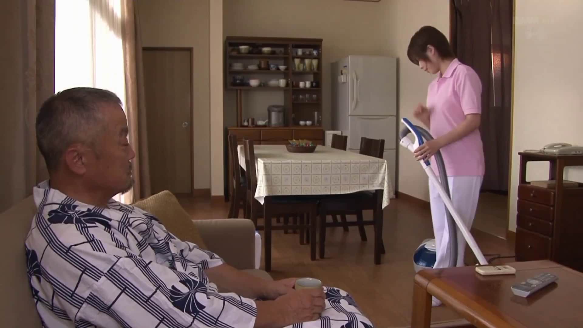  什么都听从的老人介護士 奥田咲【破解】 - 1of5