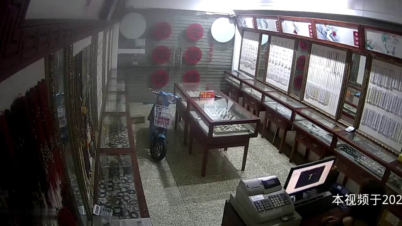 黑客破解商業街老銀鋪首飾店監控偷拍老板娘和老公一塊看黃色電影嗨起在小長凳來一炮 720p高清