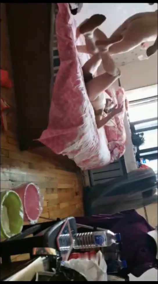 快遞公司上班的猥瑣大叔出租屋私會豐滿肥臀寂寞老相好啪啪打炮 邊幹邊嘮嗑像夫妻一樣 精彩對白 國語高清