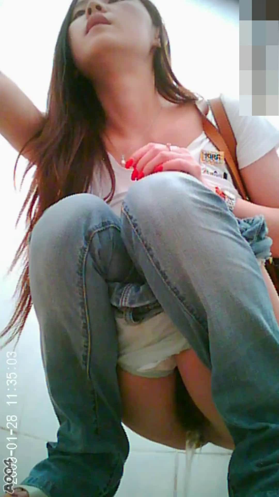 某購物商場公共女洗手間蹲坑定點偷拍各種類型年輕美女少婦如廁噓噓 貌似尿完擦逼的動作很優雅啊 1080p高清原版