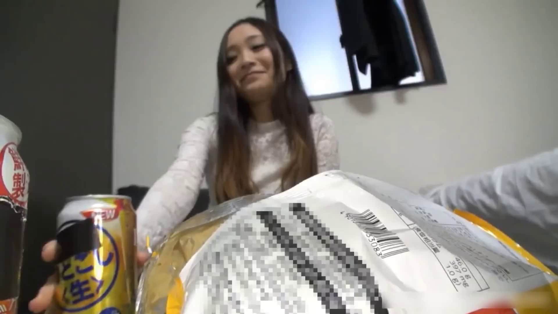 猥瑣男約見清純漂亮女網友灌醉後脫光衣服任意玩弄 無套內射中出 貌似還有呻吟聲