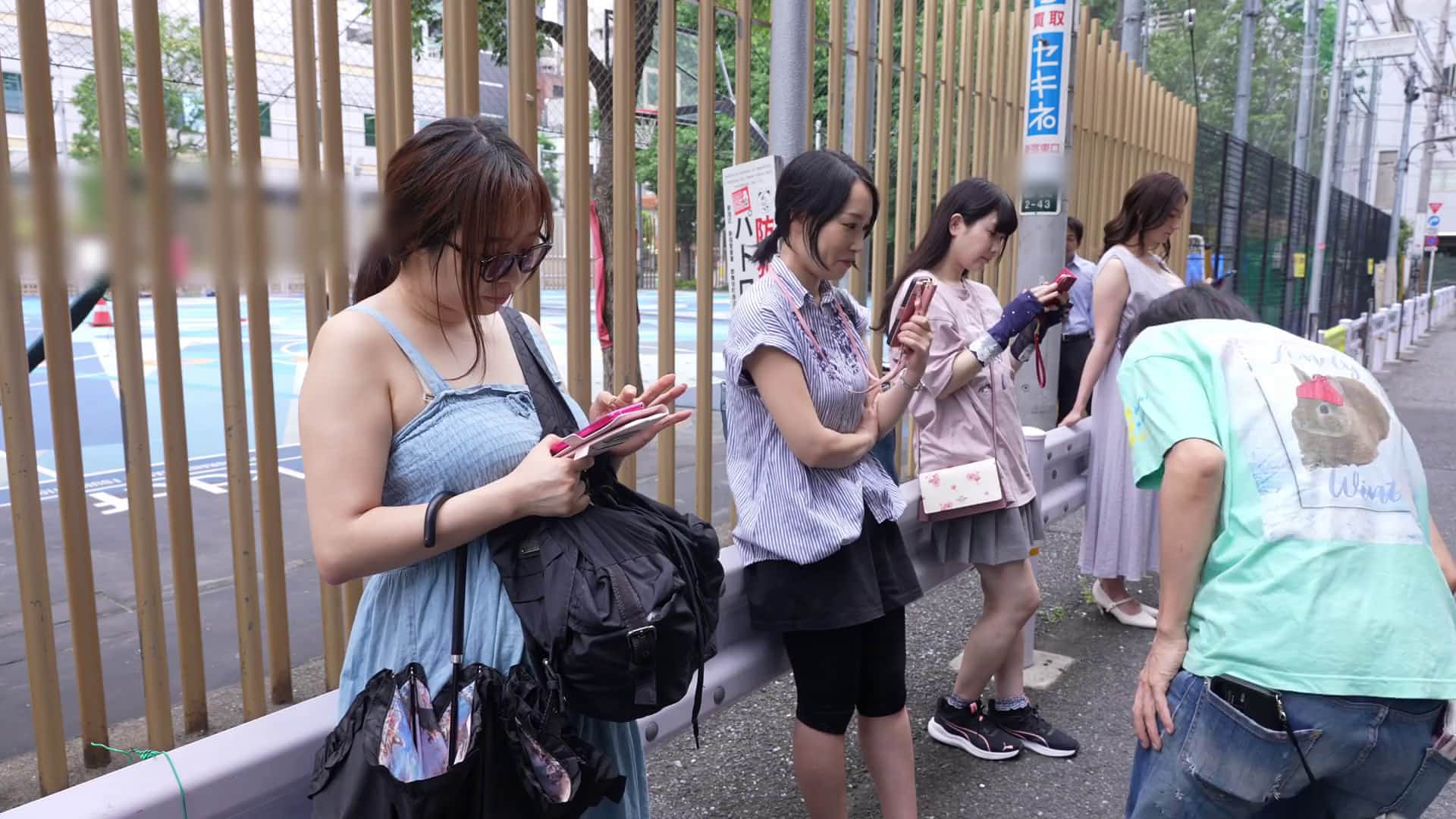  街角に妻を1時間立たせてみたら… 立ちんぼ。 木村玲衣 - 1of5