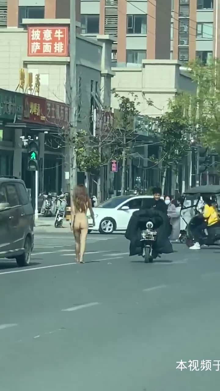 大街裸体女