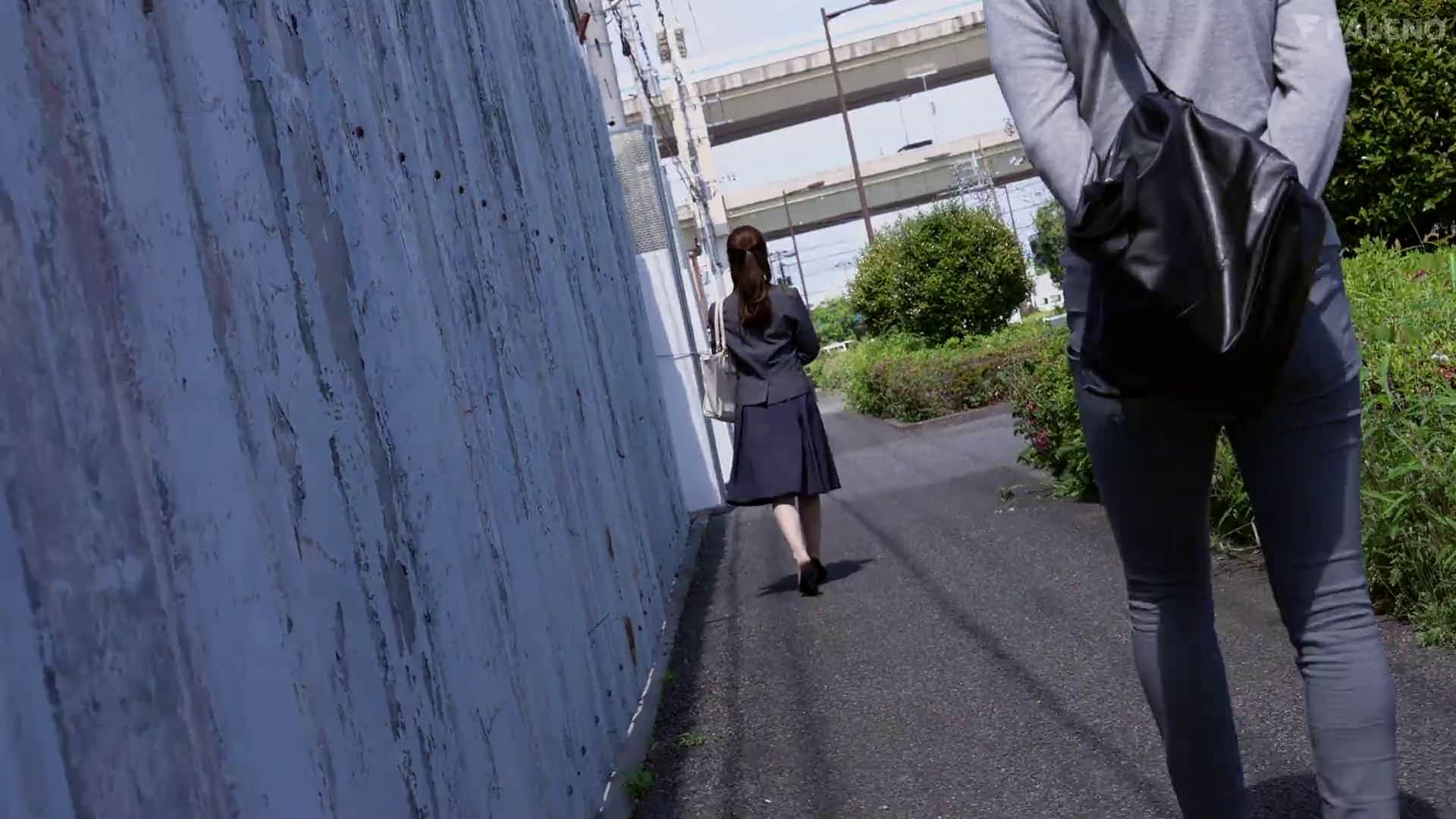  町工場。手錠の鍵は膣の中。あなたは「助けて」と言われ彼女を助けることはできますか？ 天使もえ - 1of5