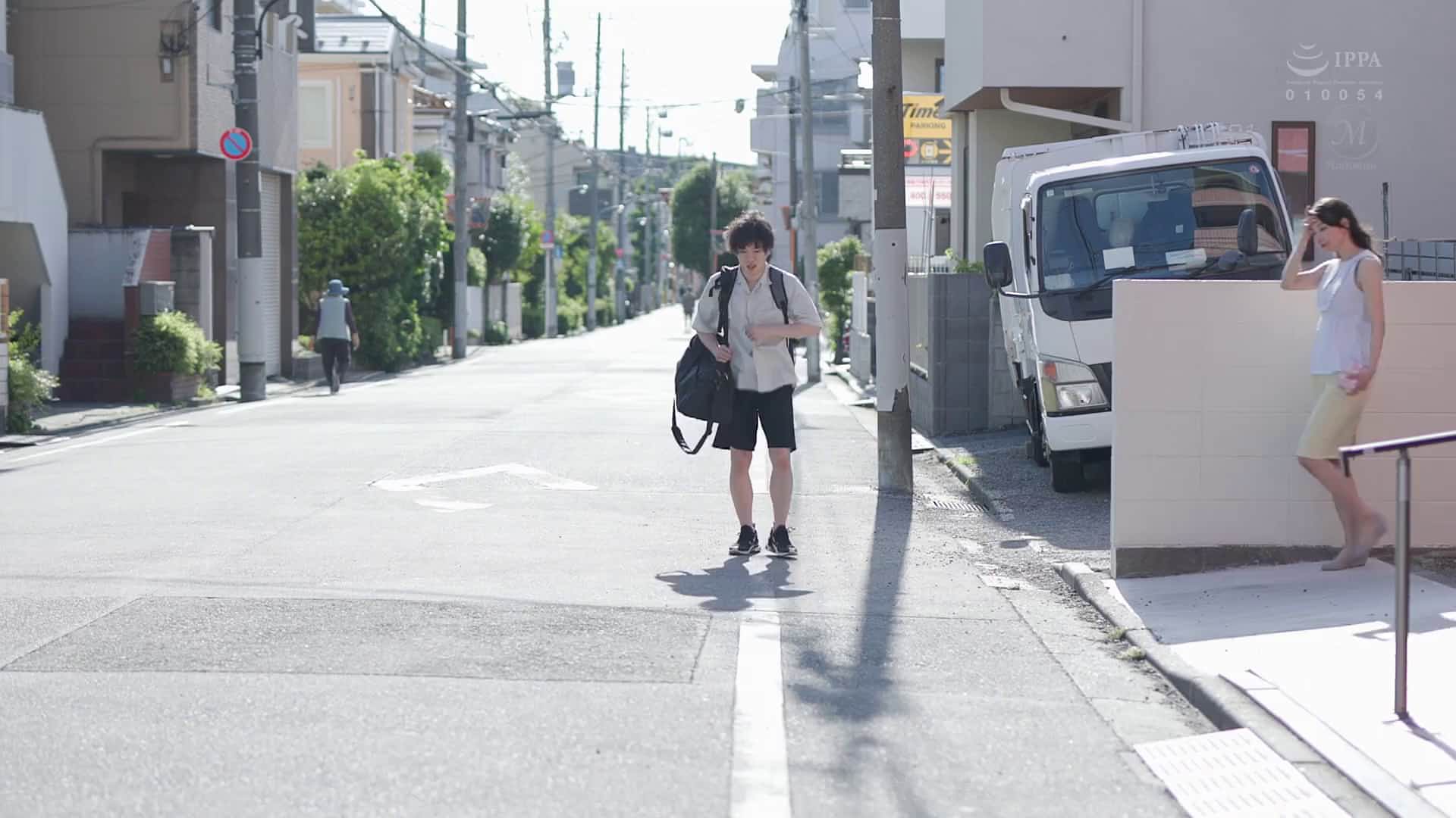  汗ほとばしる人妻の圧倒的な腰振りで、僕は一度も腰を動かさずに中出ししてしまった。 加藤あやの - 1of5