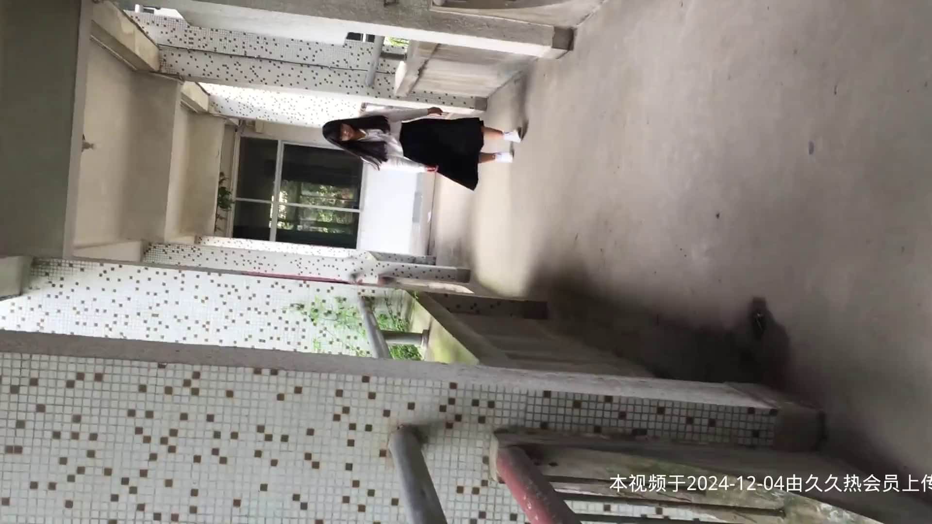 國內某院校公共女廁拍攝到的各式學妹如廁噓噓 貌似顏值得蠻高還未開苞 720p高清完整版