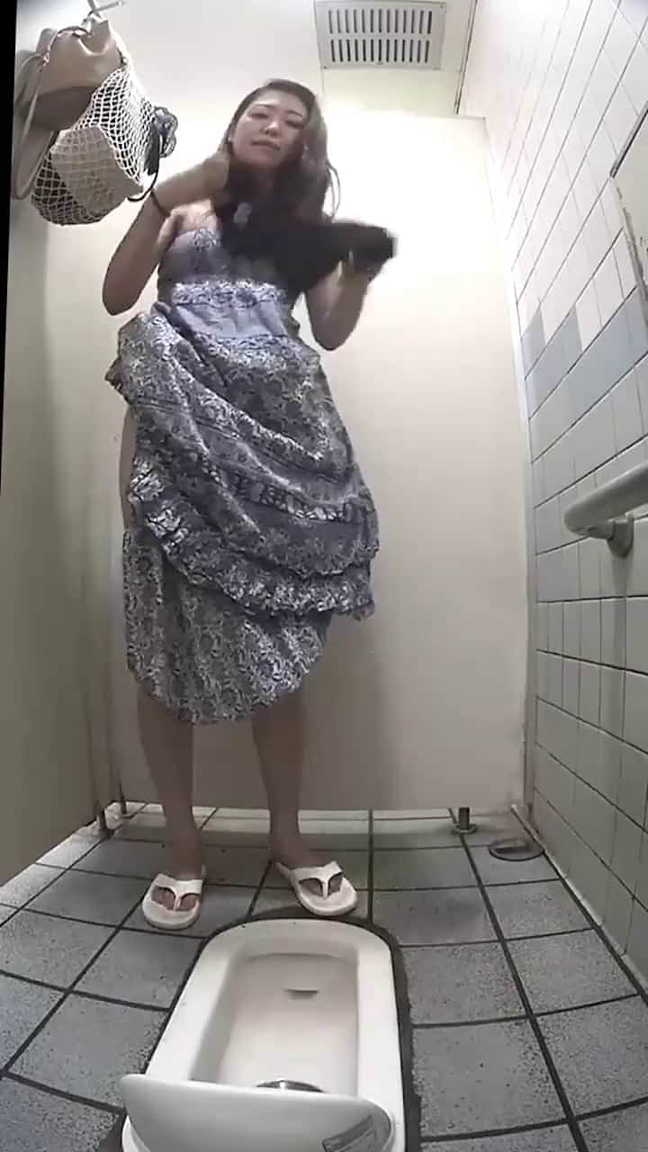 外站最新流出海邊浴場公共女廁偷拍幾個妹子如廁 逼毛很性感很有擼點，共16人次，絕對真實值得收藏～原版高清