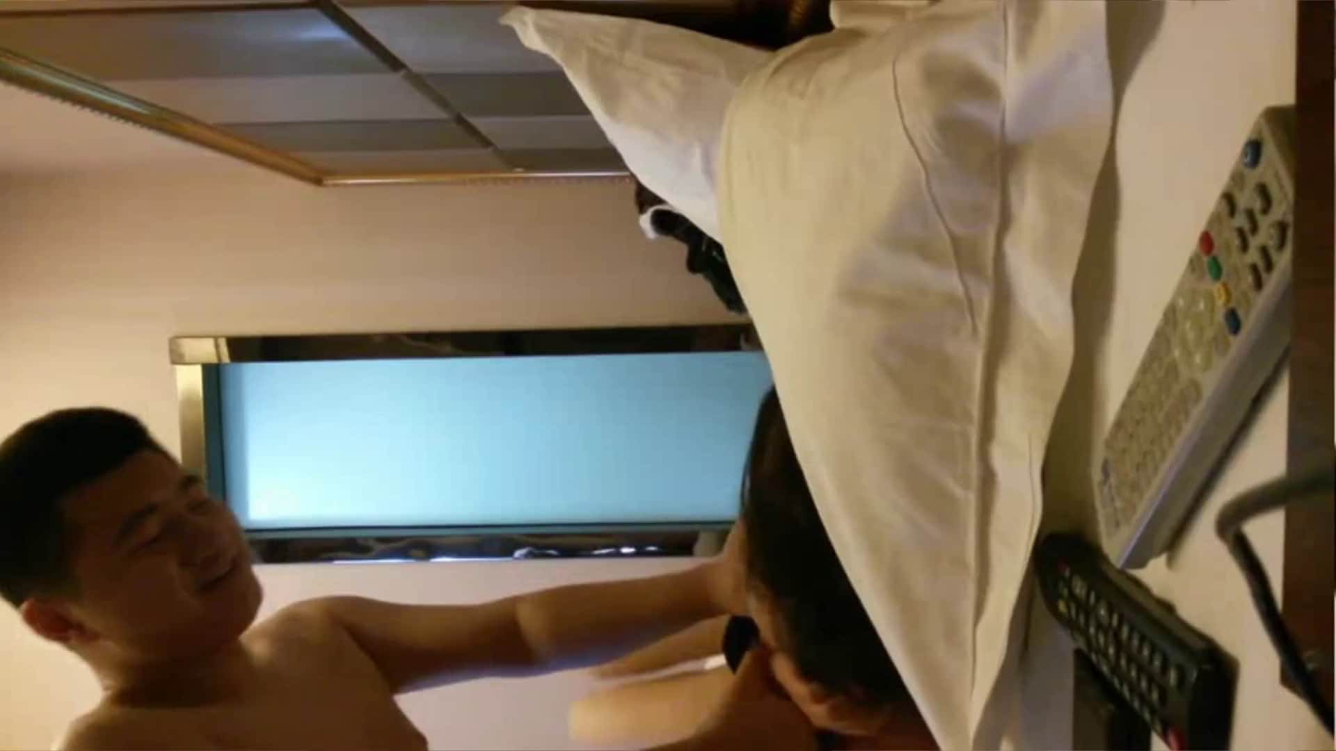 猥瑣大款富二代酒店開房約啪東北清純漂亮大學兼職學妹 貌似開始有點害羞最後直接被征服了 國語對白～1080p高清
