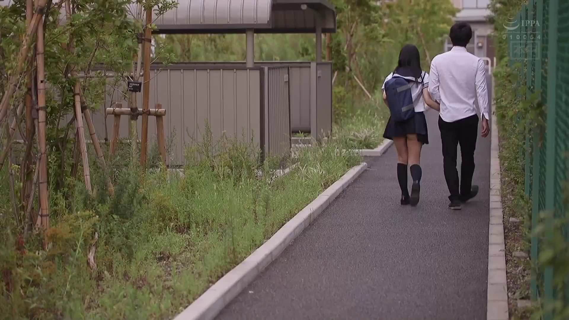  近距离有女朋友却在耳边喃喃自语的诱惑中出 神宮寺ナオ【破解】 - 1of5