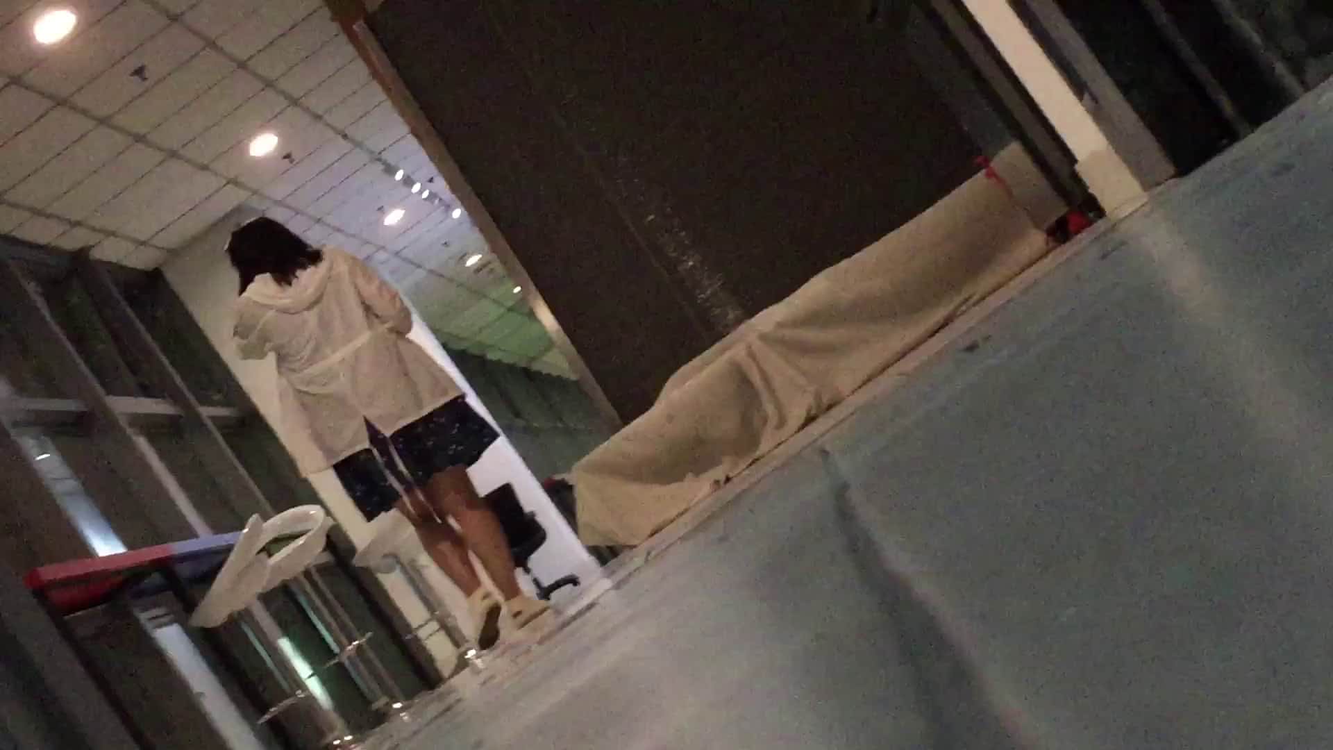 國內廁拍大神潛入某大廈禮儀培訓機構公共女廁偷拍美女少婦如廁噓噓 貌似連打電話內容都聽得清清楚楚 1080p原版高清