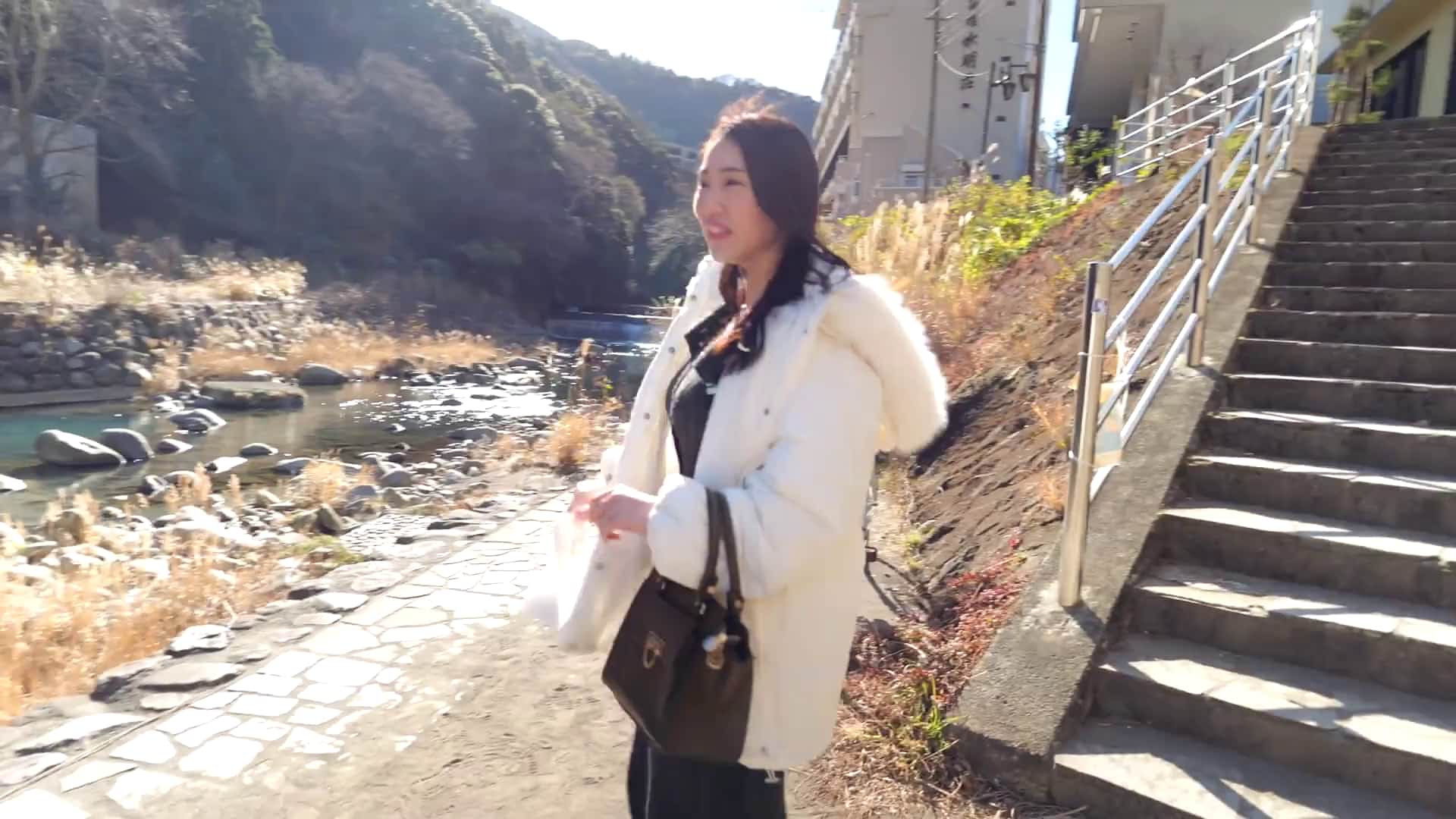  【最強クビレ巨乳】バリキャリ美人妻30歳。出張と旦那に嘘つき箱根不倫旅行 - 1of5