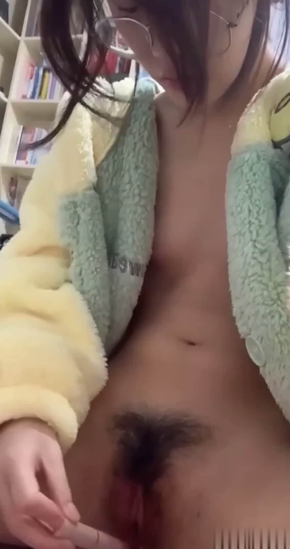 小学妹自慰，扣的小骚逼淫水直流，还要尝尝淫水是什么味道的