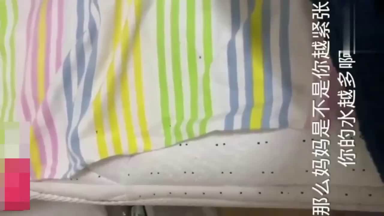 母子乱伦 爸爸在客厅喝茶儿子潜入卧室把妈妈操了