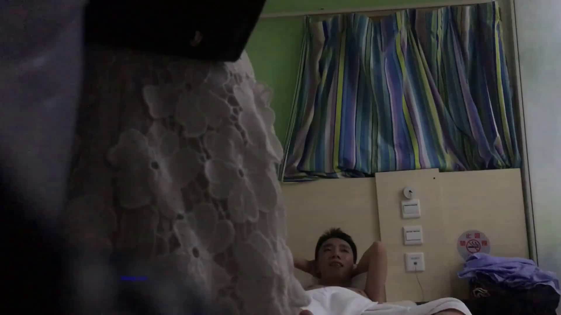 和單位同事健哥酒吧喝了很多酒淩晨找了個兼職小姐姐回宿舍玩3p 貌似妹子不能過夜還要上班 國語對白～1080p高清
