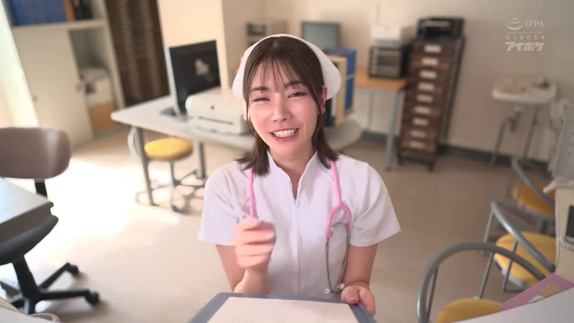  用长舌唾液浓厚接吻和全身唇诱惑射精舔个不停的痴女护士 楓カレン【破解】 - 1of5