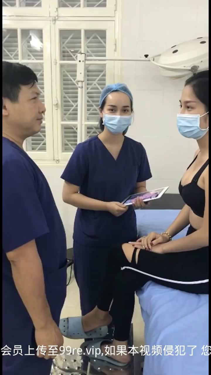從鹹魚淘來的整容醫院視頻-做完隆胸手術的妹子來醫院復查前後對比 醫生的手藝還真不錯～720p高清